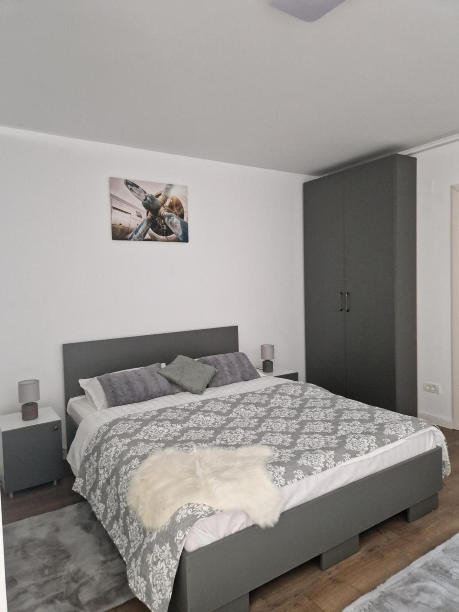 Craitelor Boutique Airport Apartment Отопень Екстер'єр фото